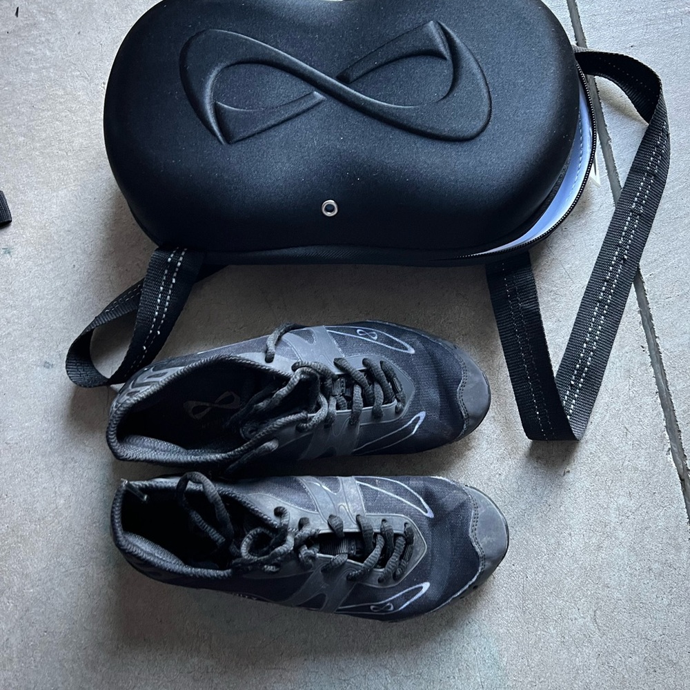 Nfinity low top vengeance cheer shoe